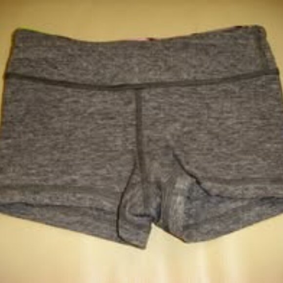 Ivivva by Lululemon🍋 Rhythmic Grey Shorts reversible to solid grey size 6 - Picture 3 of 3